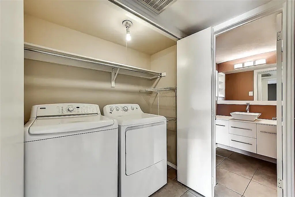 Building Photo - Room in Condo on Skillman St