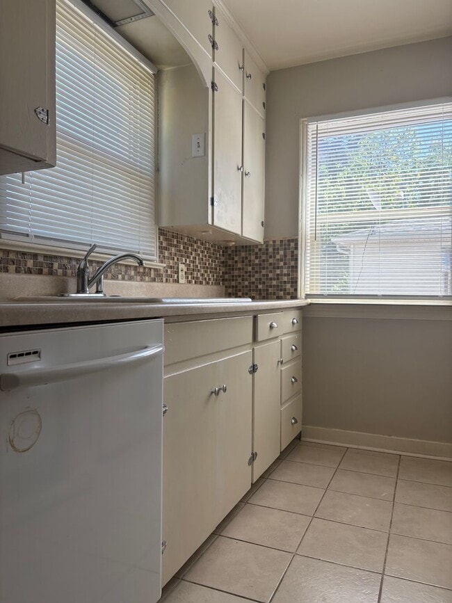 Building Photo - 3 Bed 2 Bath Cottage in Greeley