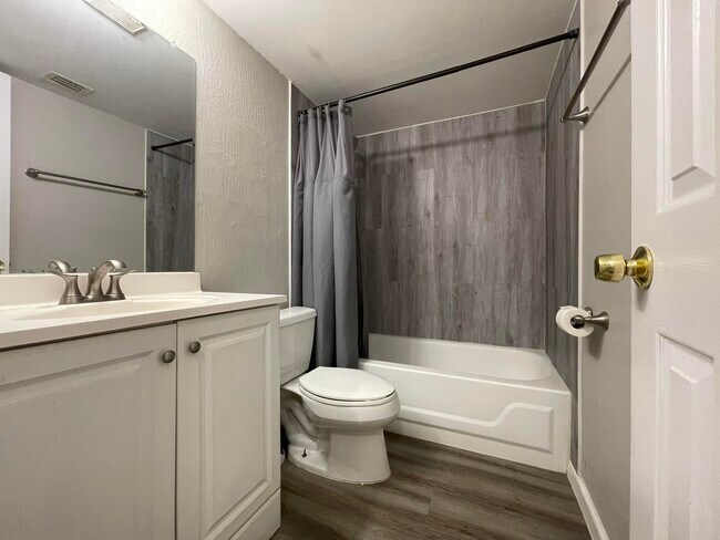 Building Photo - 2967 Riverside Dr