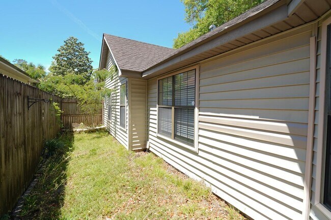 Building Photo - 2605 Yarmouth Ln
