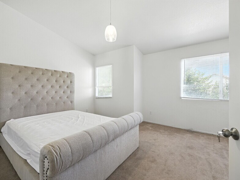 Building Photo - 44131 Sunmist Ct