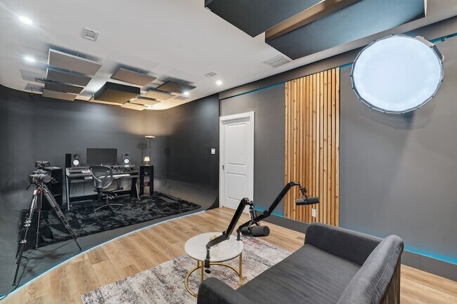 Building Photo - 8145 Overland Grv
