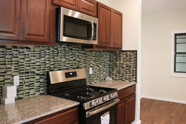 Building Photo - 3 Bedroom 2 bathroom Family Home