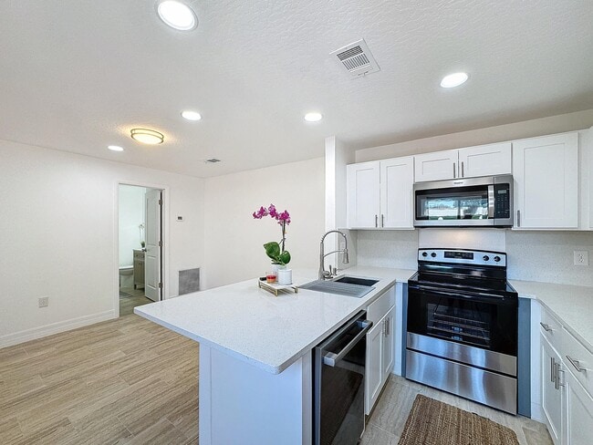 Building Photo - 2577 S Park Ave