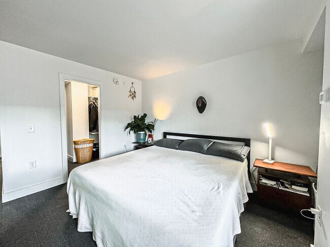 Building Photo - Bright and Sophisticated Studio Minutes Away from The Warf With Storage, Parking & Utilities Incl...