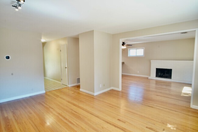 Building Photo - 2518 Loyola Dr