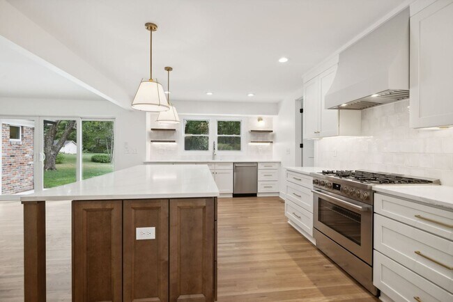 Building Photo - Completely renovated ranch 4BR/4BA ranch h...