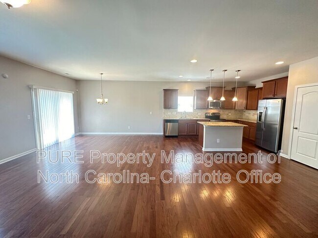 Building Photo - 3520 Larkhaven Ave SW