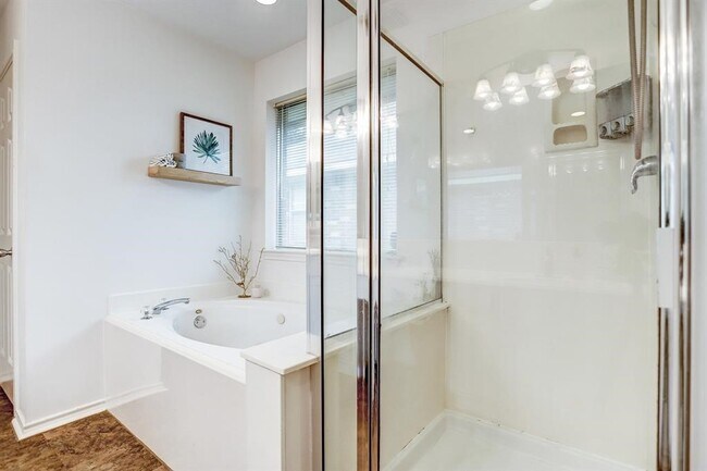 Building Photo - 12230 Cypress Shores Dr