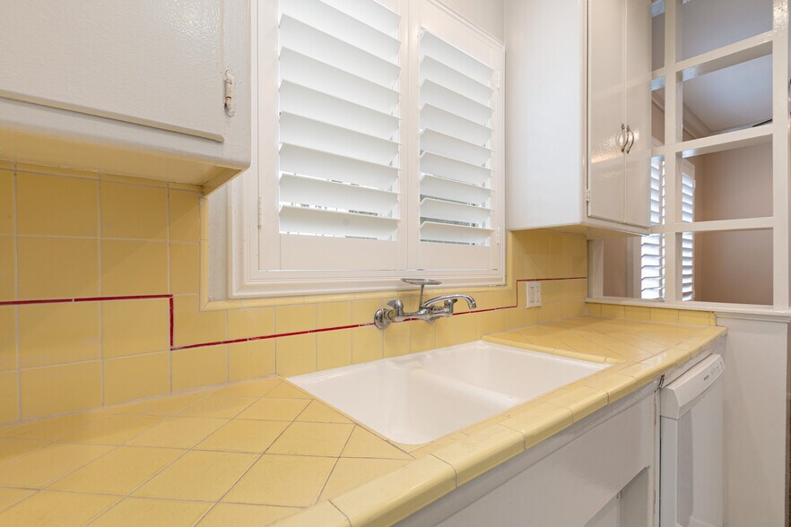 Mid Century original tile work - 1317 19th St
