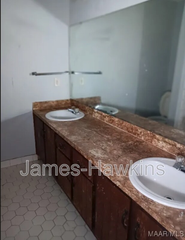 Building Photo - 713 Amity Ln