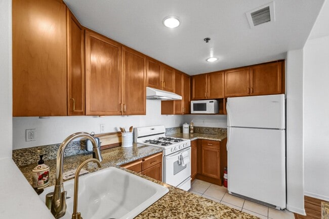 Building Photo - Luxurious Modern Condo in Alhambra ? Move-In Special: Get 2 Weeks Free