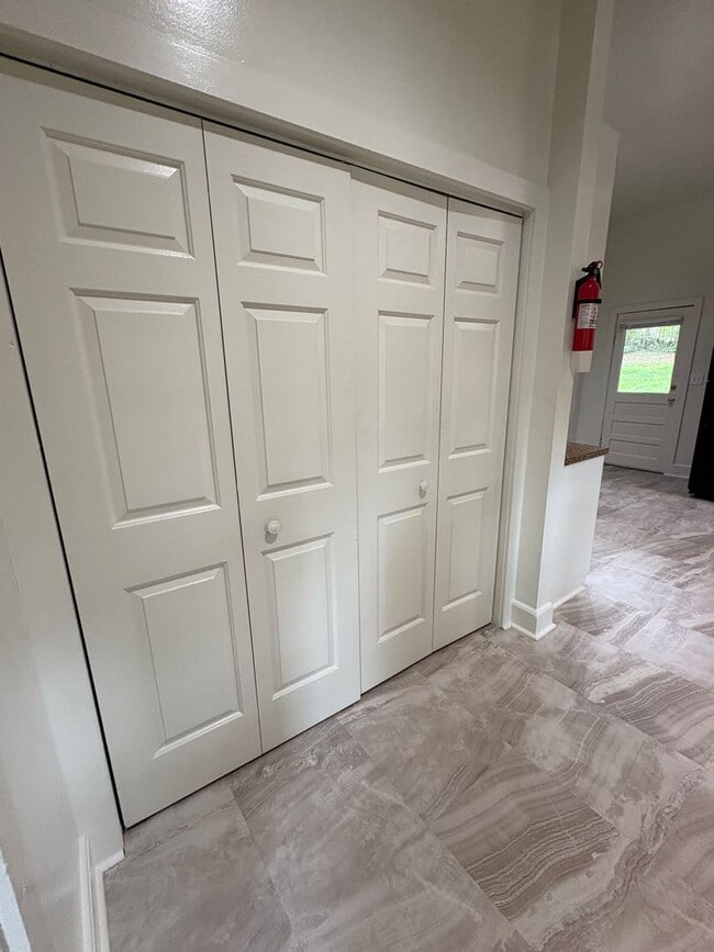 Building Photo - Spacious 3 Bedroom 2 Bath Trinity Park Hou...