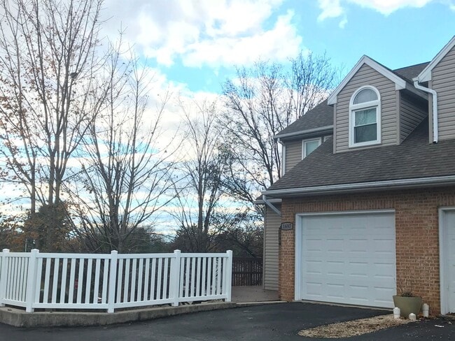 Building Photo - 2 Bedroom 2.5 Bathroom in Hummelstown!