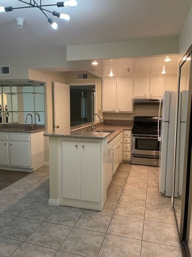 Building Photo - 1 Bedroom, 1 Bathroom North Hollywood Condominium for Lease!