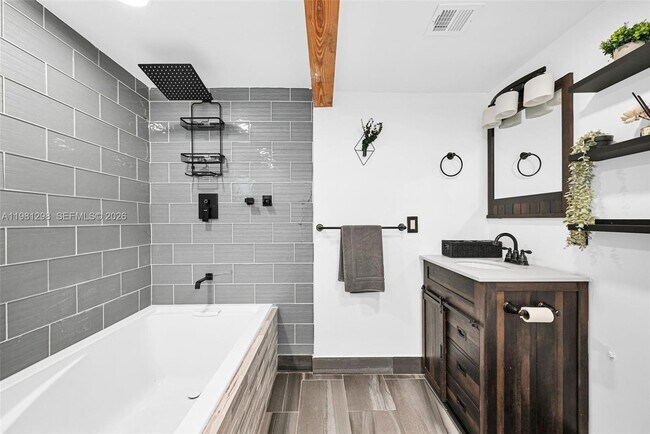 Building Photo - 1328 N Andrews Ave