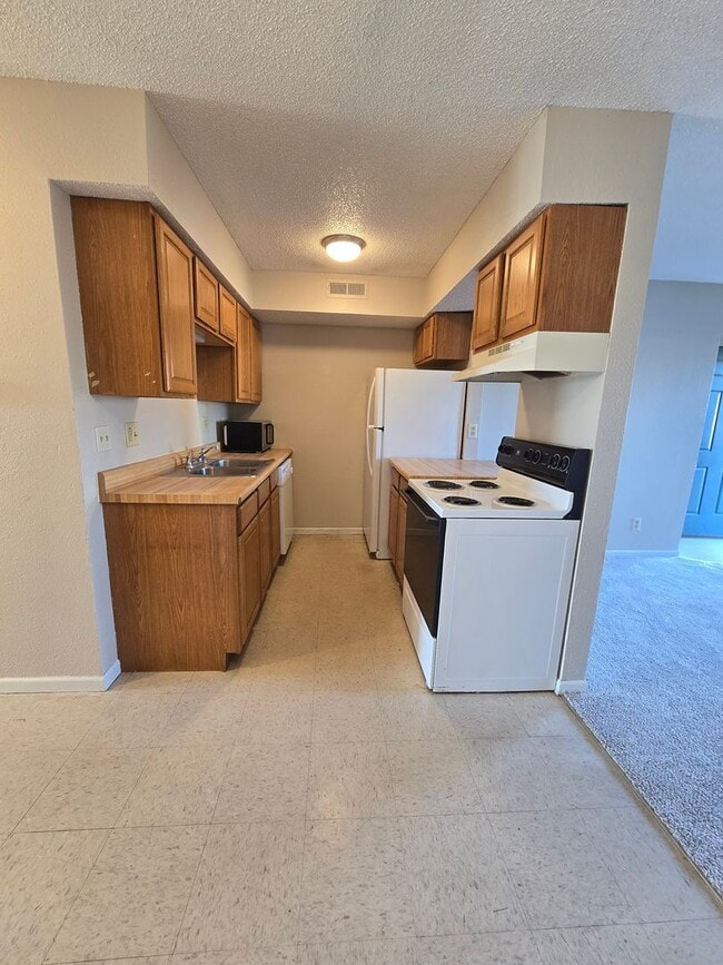 Building Photo - 2 Bedroom 1 Bathroom Apartment in the heart of Osage Beach!!