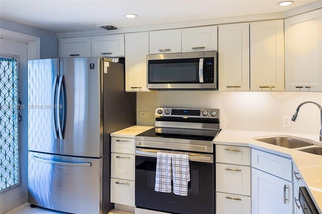 Building Photo - 3200 N Palm Aire Dr