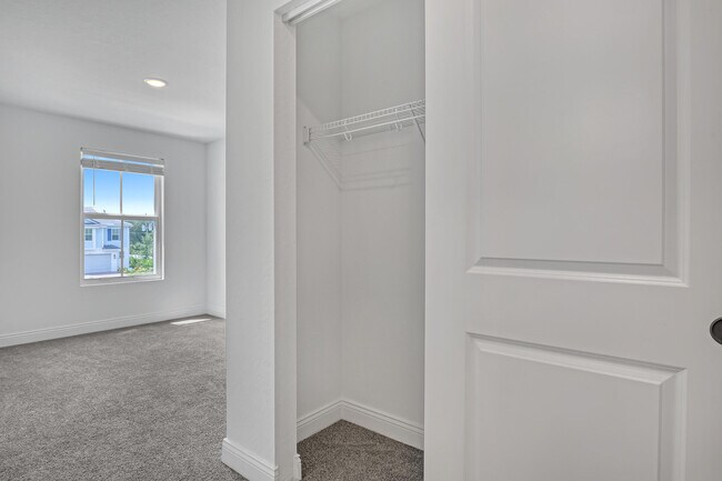Building Photo - 105 SE Birch Ter