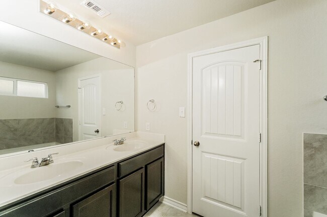 Building Photo - First time rental! 5 bedroom located in the desirable Redbird Ranch Subd.