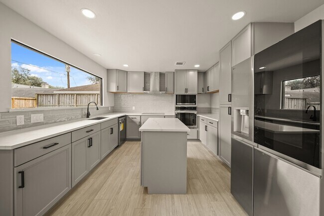 Building Photo - 3010 Manila Ln