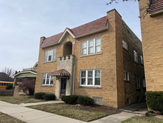 Primary Photo - 4625 S Lake Dr