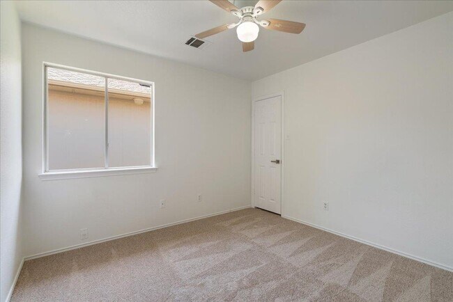 Building Photo - 1025 Doras Dr