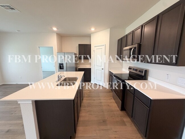 Building Photo - 329 Thoroughbred St