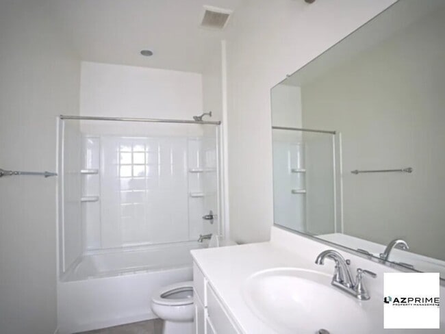 Building Photo - Nice Home