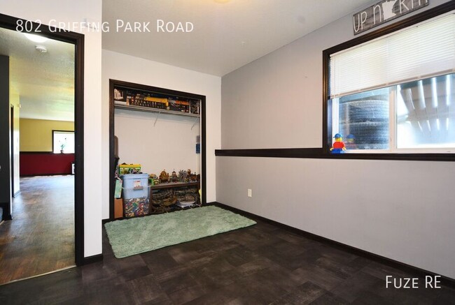 Building Photo - 802 Griffing Park Rd