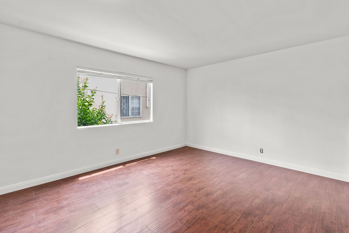 Building Photo - 1142 Serrano Ave