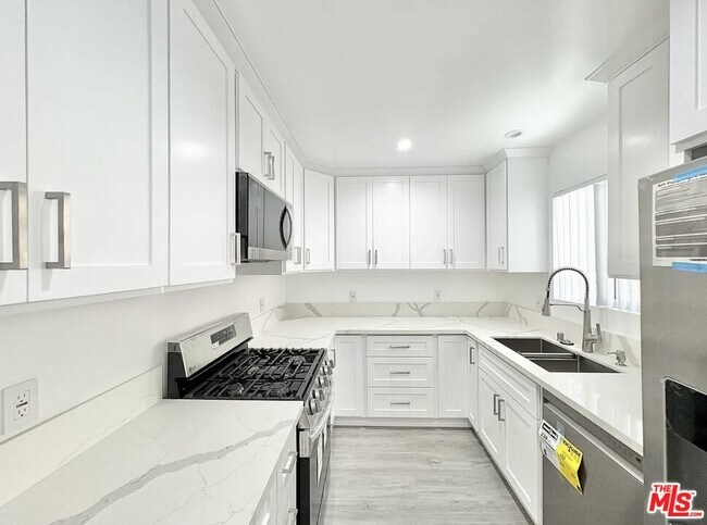 Building Photo - 1118 S Holt Ave