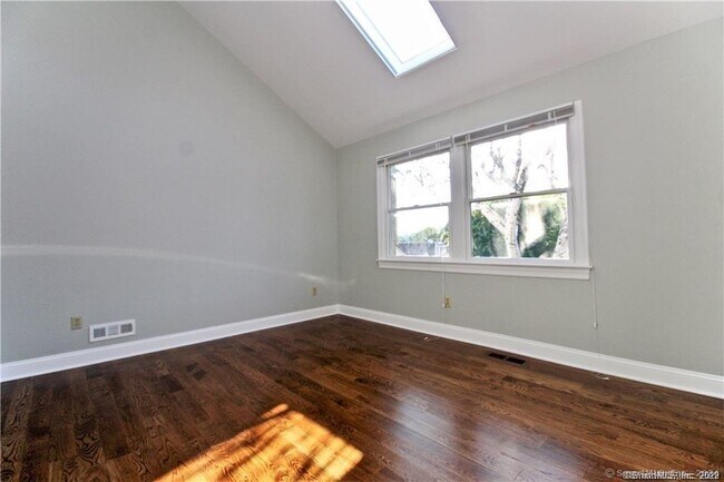 Building Photo - 5 Glen St