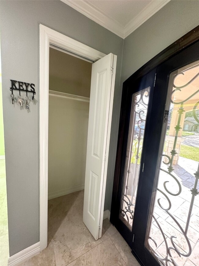 Building Photo - 10518 Pleasanton Dr