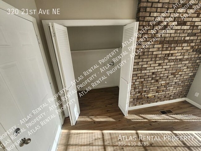 Building Photo - 320 21st Ave NE