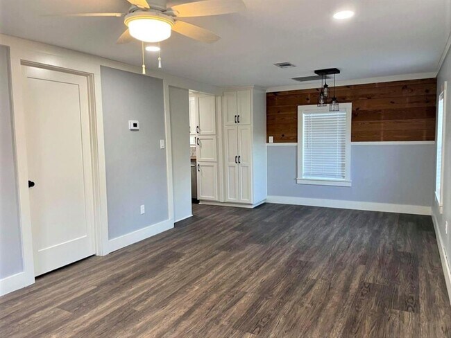 Building Photo - 903 N Valderas St