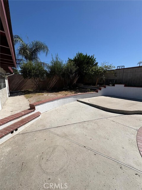 Building Photo - 661 S Yucca Ave