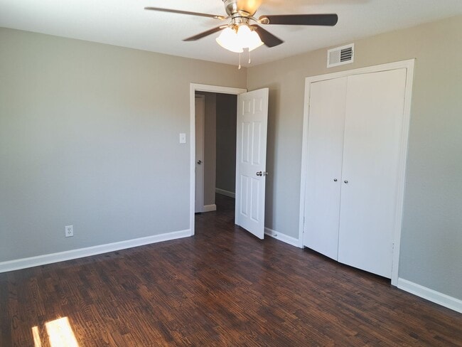 Building Photo - 4 bed / 2 bath / 2 car garage