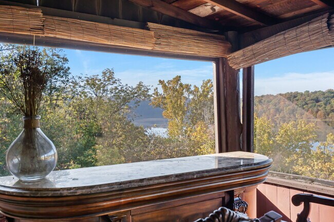 Building Photo - 196 Lakeside Way