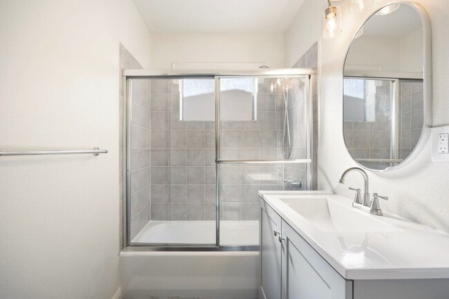 Building Photo - 3 Bedroom Duplex with Washer Dryer