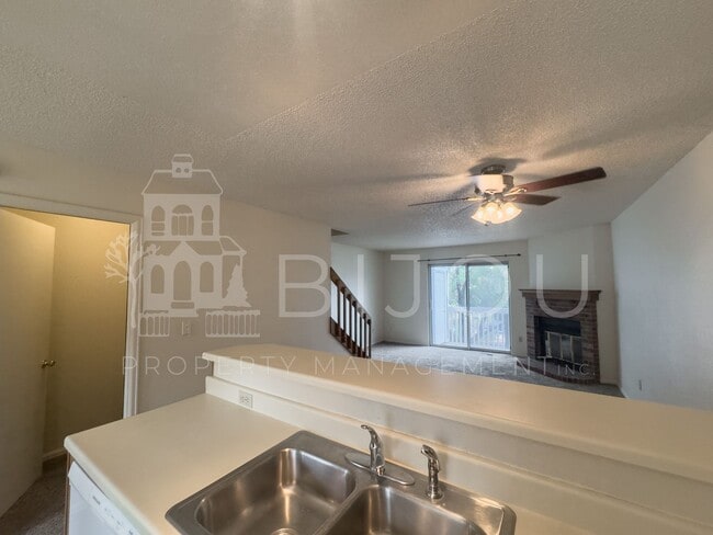 Building Photo - Gold Hill Townhome