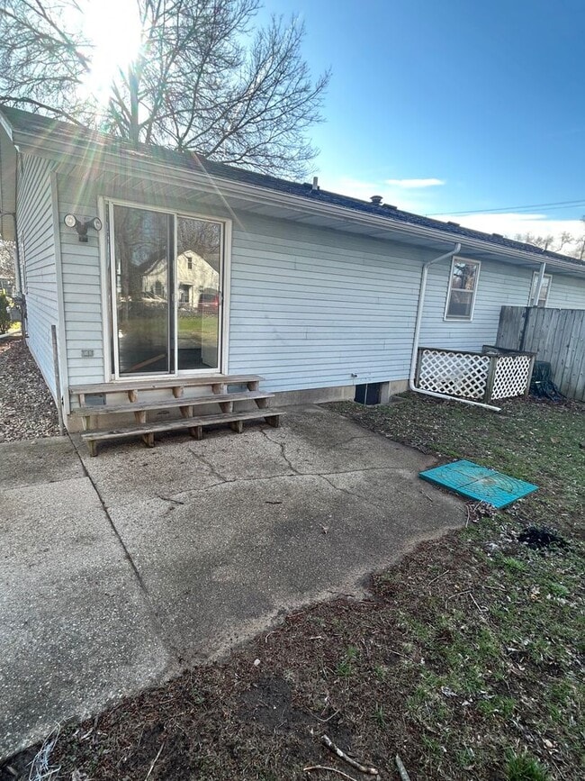 Building Photo - 7615 Walnut Ave