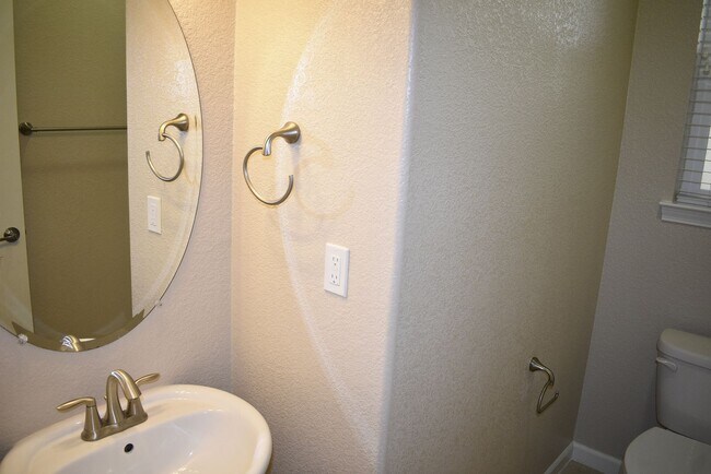 Building Photo - 3033 Village Park Dr