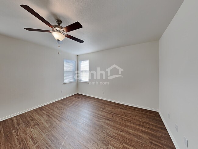 Building Photo - 425 Pebble Bend