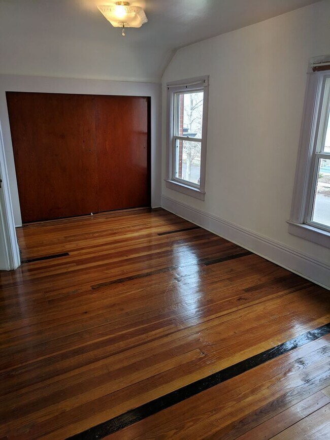 Building Photo - AWESOME 3-BDRM + GARAGE IN DESIRABLE SUNNY...