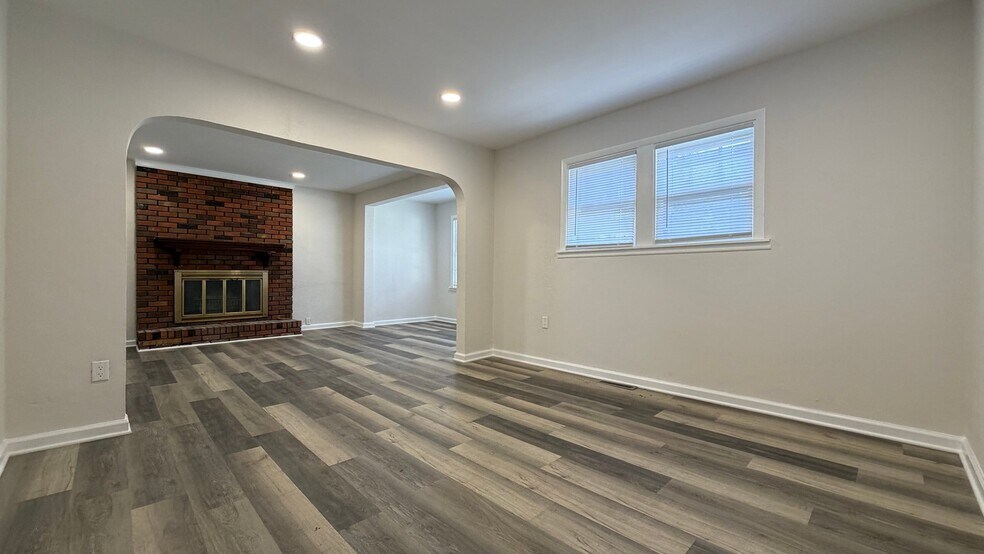 Building Photo - 1212 E 39th Pl
