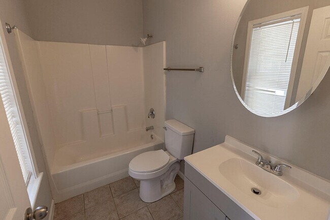 Building Photo - 1945 Center St