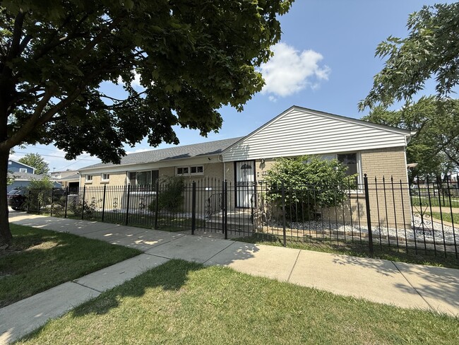 Primary Photo - 1700 N 14th Ave
