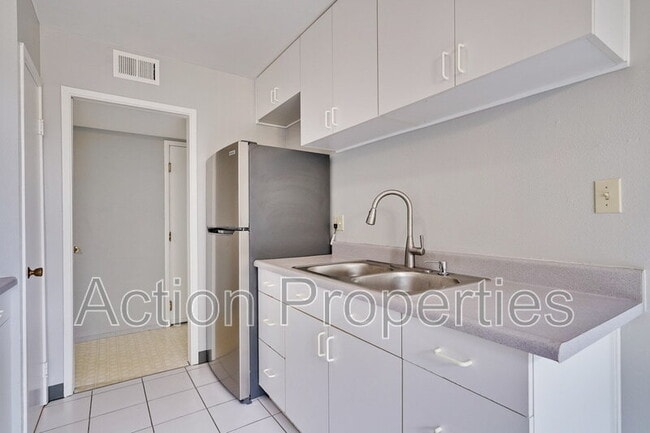 Building Photo - 181 Del Medio Ave