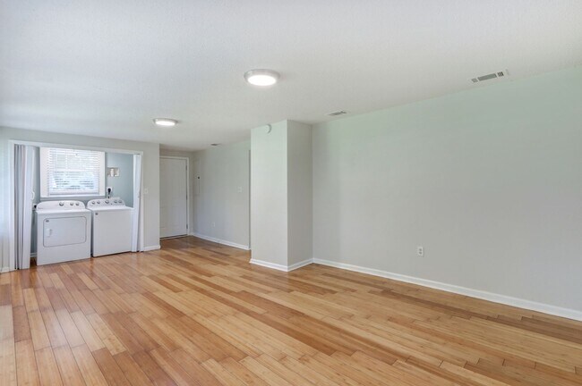 Building Photo - Four Bedroom - Two Bathroom - Single Famil...